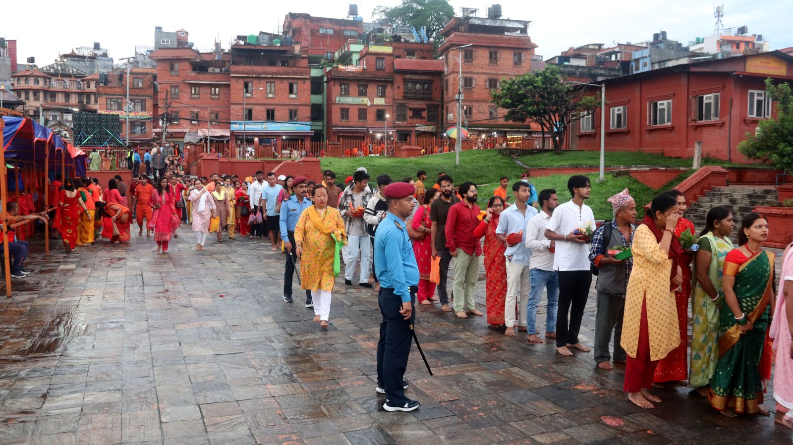 आज साउनको अन्तिम सोमवारः पशुपतिनाथसहित देशभरका शिवालयमा  दर्शनार्थीको घुइँचो