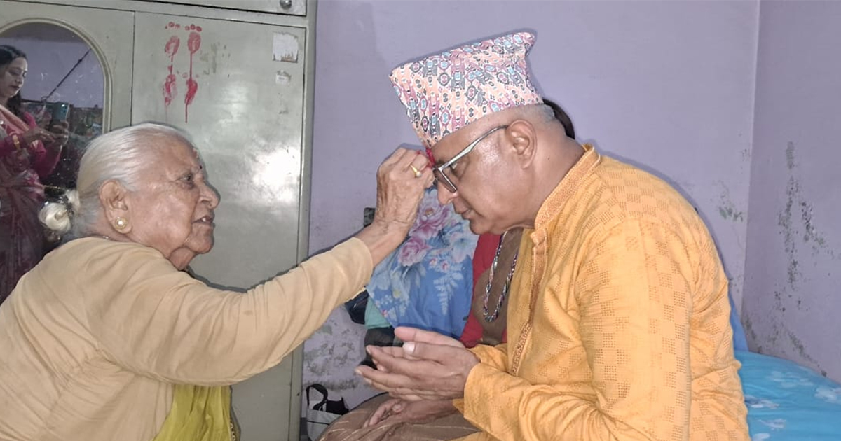 मुख्यमन्त्री कार्कीद्वारा आमाको हातबाट टीका ग्रहण
