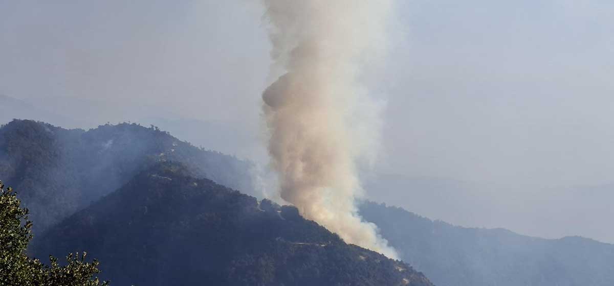 काभ्रेको महाभारत जङ्गलमा मंगलबारदेखि लागेको आगलागी अझै नियन्त्रणमा आएन
