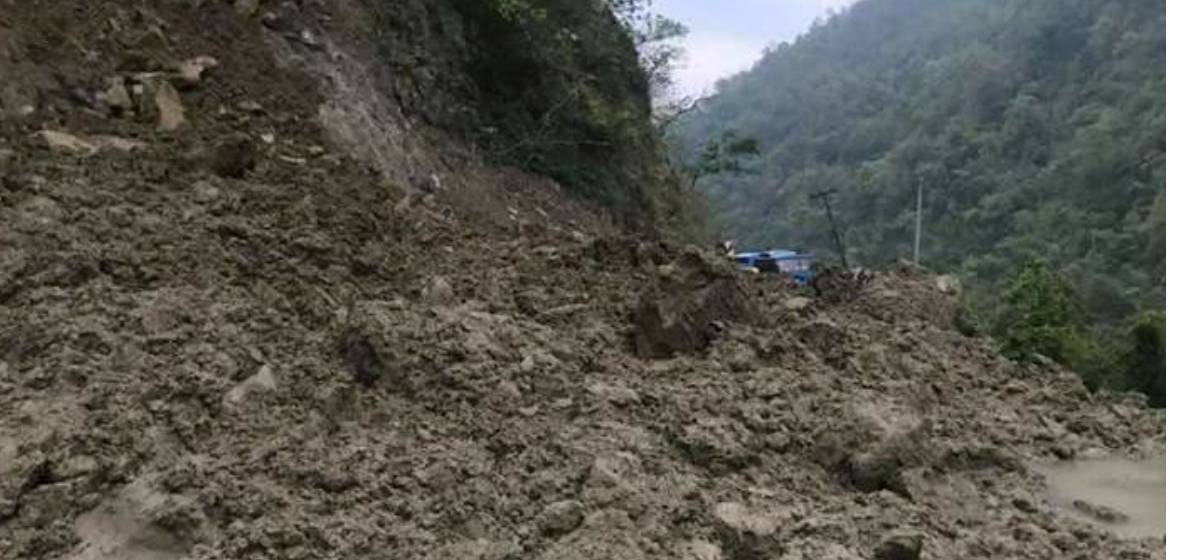 सोलुखुम्बुमा पहिरोका कारण दुई वडा कार्यालय जोखिममा, ११ परिवार विस्थापित