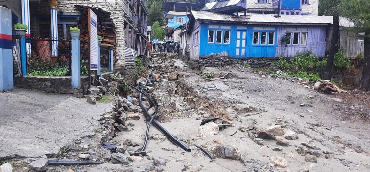 मनाङमा घरभित्रै बाढी पस्यो, घर भत्किँदा तनहुँमा महिलाको मृत्यु