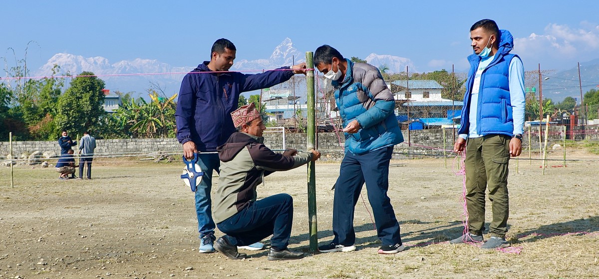 मतदानस्थल तयार पार्दै कर्मचारी (फोटो फिचर)