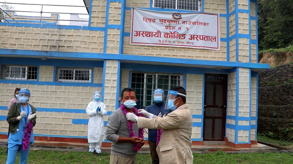 संक्रमण जितेका युवालाई फूलमाला र अविरसहित बिदाई