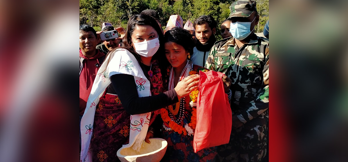 मन्त्री झाँक्रीले लगाइन् राउटे युवतीसँग मित