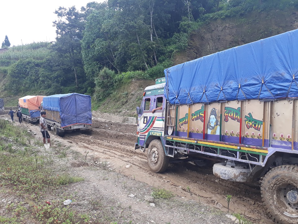 काम नगर्ने ठेकेदारलाई कारबाही र ठेक्का रद्द गर्न जनप्रतिनिधिको माग