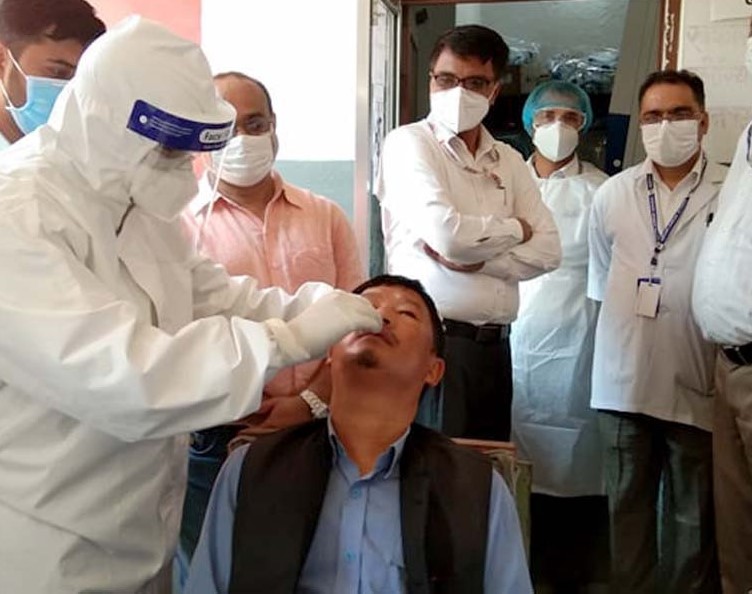 प्रदेश ५ : कोरोनाको दैनिक प्रेस ब्रिफिङ गर्ने महाशाखा प्रमुखलाई नै संक्रमण