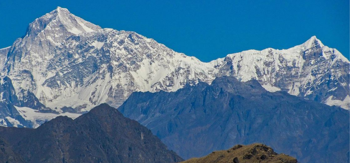हिउँमा फसेका चार जनाको हेलिकप्टरमार्फत उद्धार