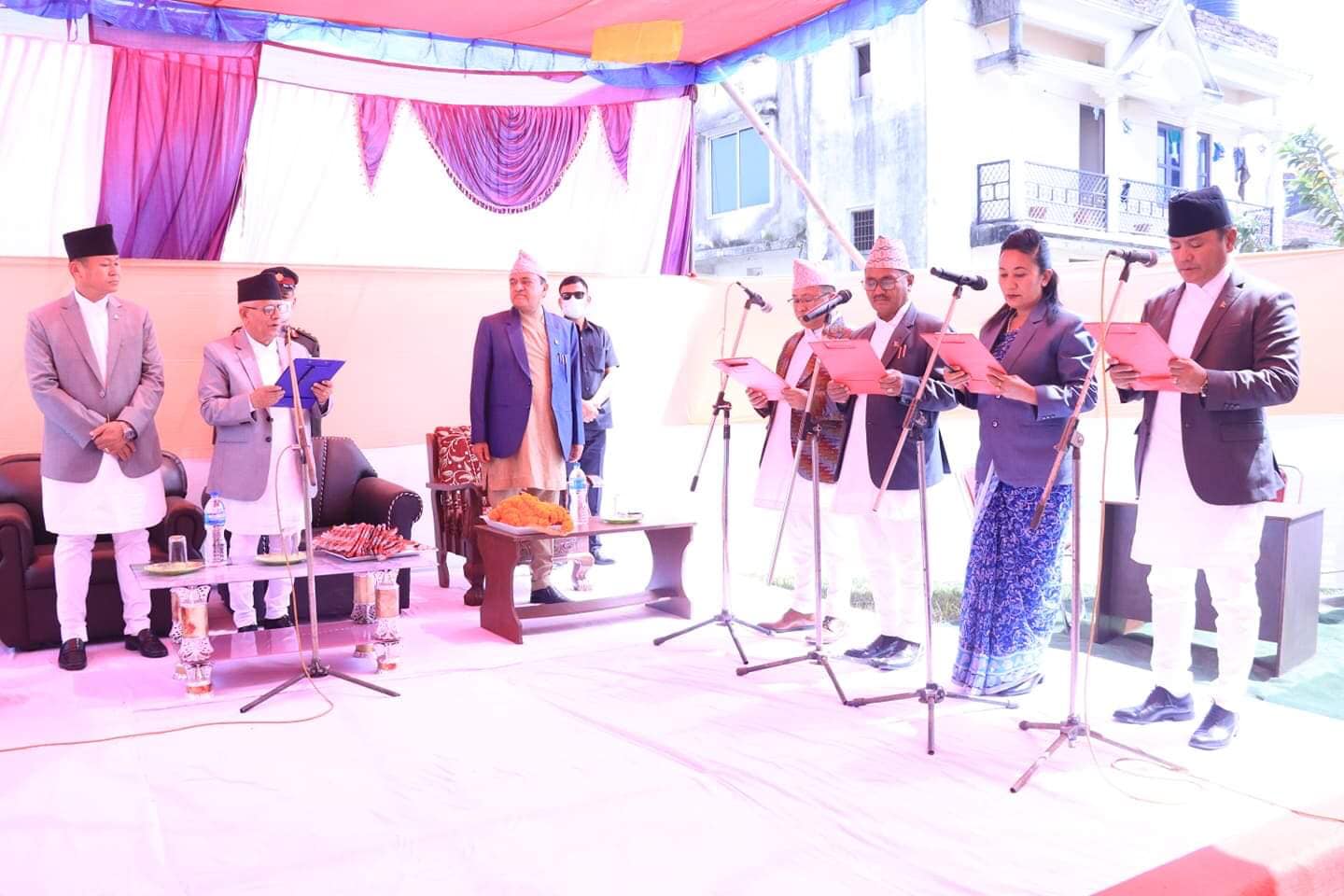 प्रदेश १ सरकारका नवनियुक्त मन्त्रीहरुले लिए शपथ