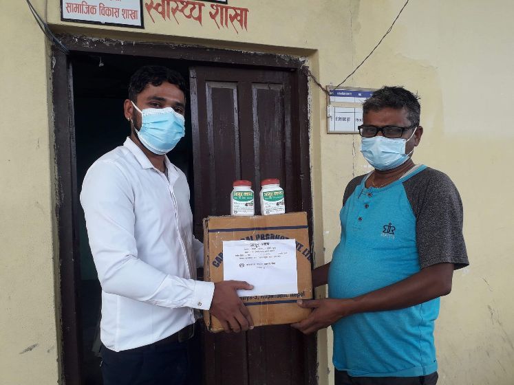 कोरोना महामारीमा आयुर्वेद अस्पतालद्वारा औषधि वितरण