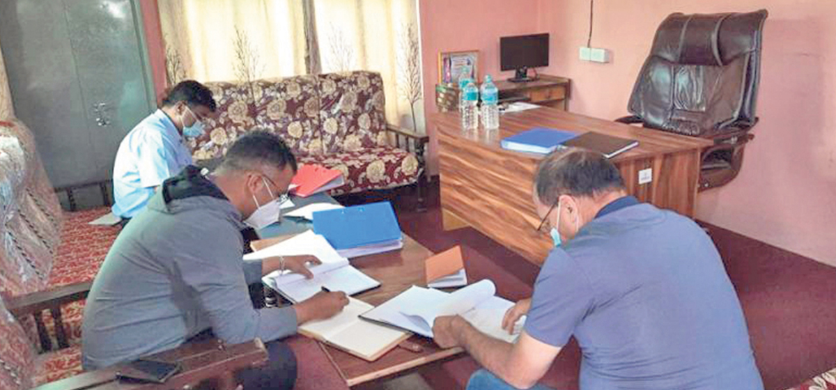स्थलगत छानविन गर्दै अख्तियारको टोली