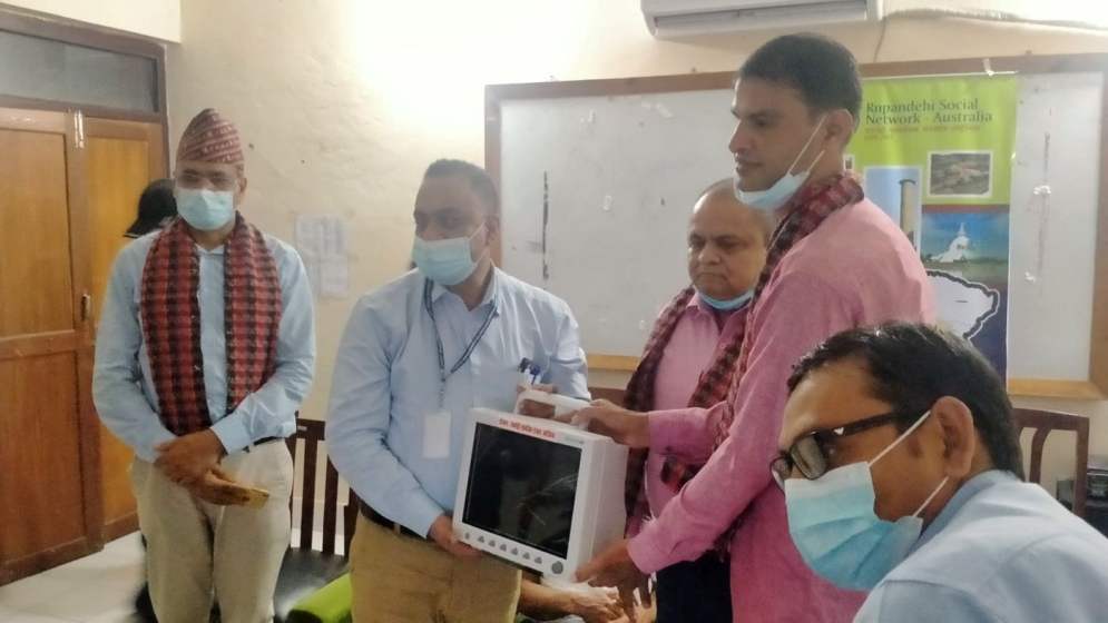 आम्दा अस्पताललाई स्वास्थ्य उपकरण सहयोग