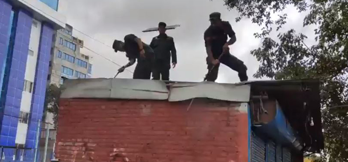 भोटाहिटी क्षेत्रमा बनेकाे अवैध संरचना भत्काउँदै महानगर