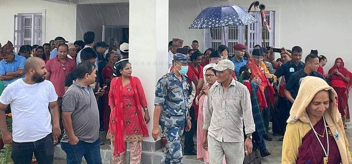 नयाँ घरमा प्रवेश गरे दाहाल
