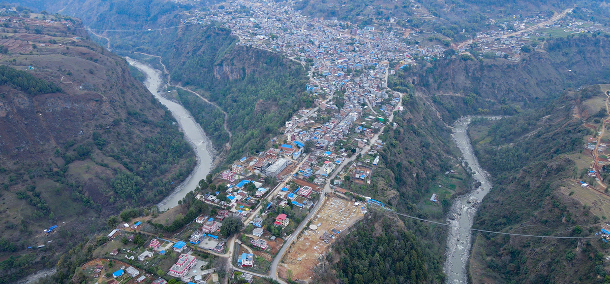 राजमार्ग खुलेको तीन दशकमा पनि बनेन बसपार्क