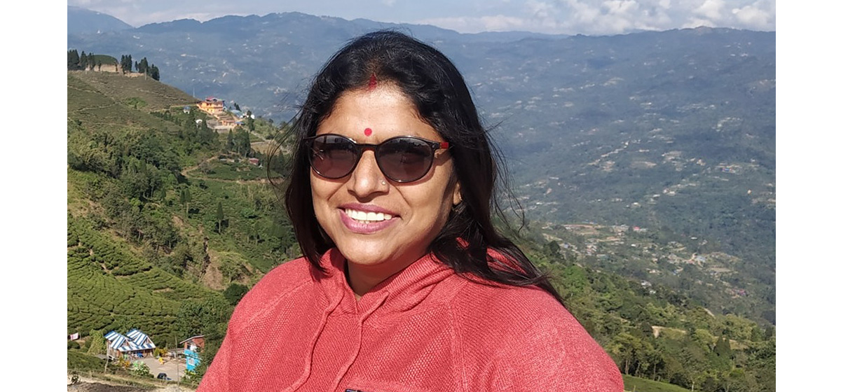 बाउ उता खाली खुट्टा आफू गाडी गुडाउँछन्!